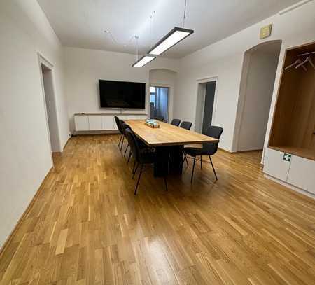 Moderne Büro-, Praxisräume mit Stellplätzen im Innenhof