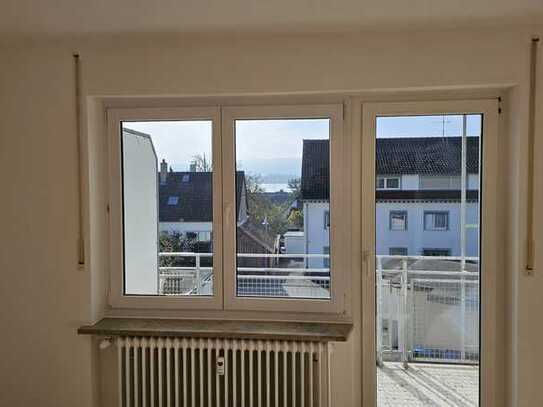 Sanierte und helle 3 Zimmer Wohnung mit großem Balkon und teilw. Seesicht