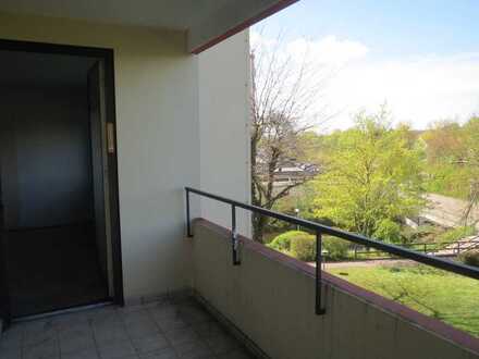 2,5-Zimmer-Eigentumswohnung, renovierungsbedürftig, mit Balkon und Autostellplatz