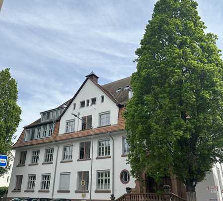 Nur noch wenige Einheiten! Neubauqualität im Denkmal Rodensteinschule: 1 Zimmer Erstbezug mit Balkon