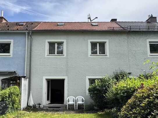 Sanierungsbedürftiges Reihenmittelhaus direkt an der Klinik Harlaching