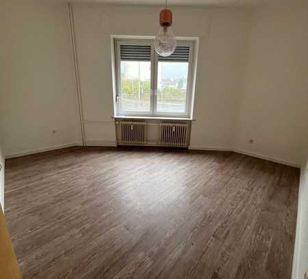 2 Zimmer Wohnung mit eingebauter Küche, frisch renoviert, Stadtzentral , hell und gemütlich