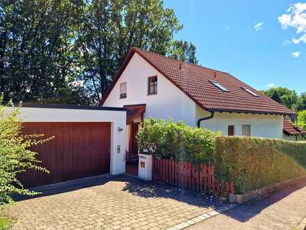 Familienidyll: Charmantes Einfamilienhaus mit einem bezaubernden Gartenpanorama in Bonstetten