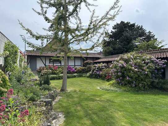 Individuelles Haus mit tollem Garten, Innenhof, Werkstatt und Garagen mitten in Mascherode