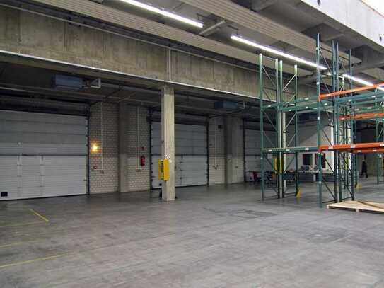 ca. 4.950 m² Lager-/Produktionshalle zu vermieten