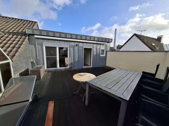 Modernisiertes Stadthaus mit großer Dachterrasse.