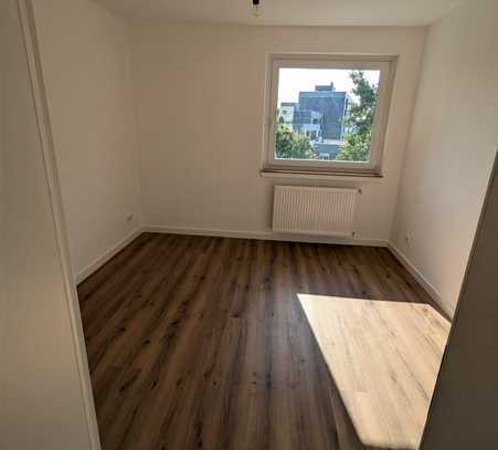 kernsanierte helle, moderne 4 Zimmer Wohnung, 72 m² in Köln-Pesch