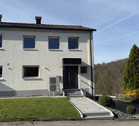 1200€ kalt zzgl. 200€ NK: Erstbezug nach Sanierung: freundliche 5-Zimmer mit Einbauküche und Garage