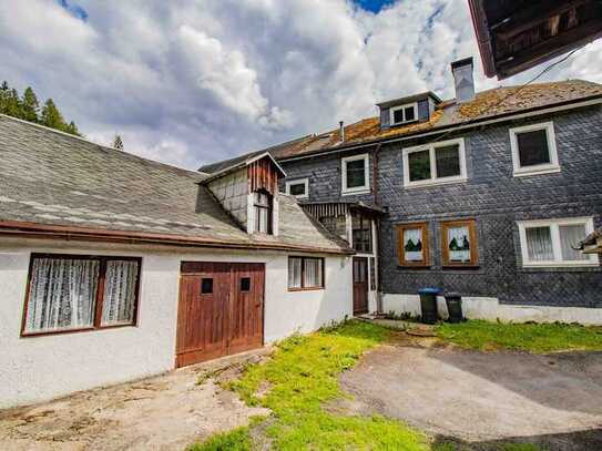 Zweifamilienhaus mit grünem Garten in idyllischer Lage an der Katze