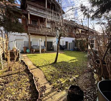 Geräumige, stilvolle 6-Zimmer-Erdgeschosswohnung mit gehobener Innenausstattung und Garten in Aying