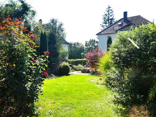 Idyllisches Wohnambiente auf 961 qm großem parkähnlichem Grundstück mit 2 GARAGEN!