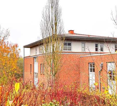 z. vermieten: Moderne 2-Zi. Penthouse Whg. inkl. Carport und Dachterrasse - befristet bis 9/2026