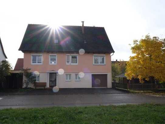 Freistehendes Einfamilienhaus mit Garage, Carport und Garten