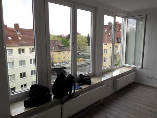 Dachgeschosswohnung mit zwei Zimmern und EBK in Hannover-Vahrenwald