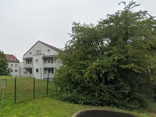 Niedliche kleine Wohnung in Erdgeschoss mit Terrasse und Balkon