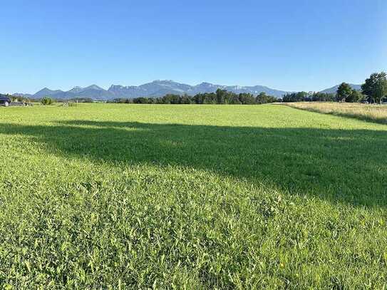 Sonne und Bergpanorama, 1.130 m2 großes Baugrundstück in Bachham nähe Prien