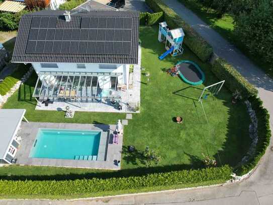 Modernes Einfamilienhaus mit Pool in sonnigster Lage und Bergblick auf den Wendelstein.