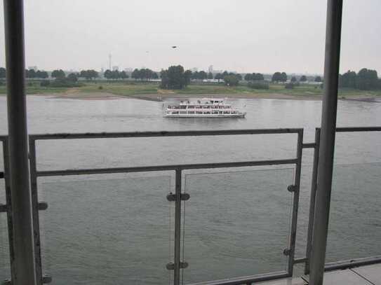 Rheinpromenade und mit herrlichen Blick auf Düsseldorf