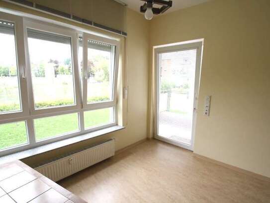 FÜR SENIOREN! 2- Zi.- Whng., ca. 56,13 qm Wfl., EG, Küche mit EBK, Bad,Balkon-Terrasse...