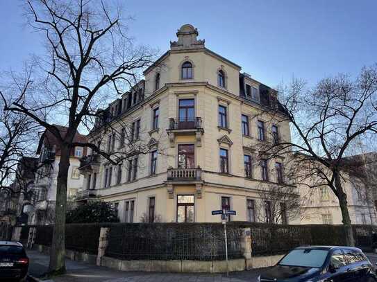 Charmante 2-Zimmer-Altbauwohnung mit Balkon in Toplage