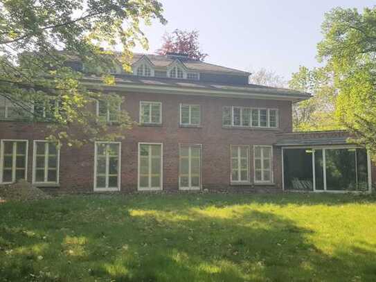 denkmalgeschützte, stark renovierungsbedürftige Villa (Haus Auerbach) in Top-Lage Dahlem