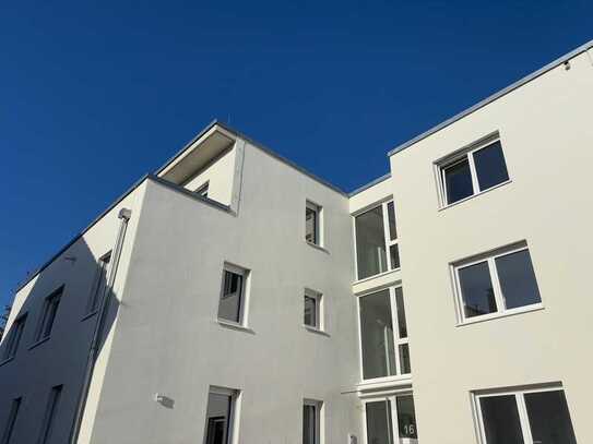 Neubau Erstbezug: 3 Zi Wohnung mit Parkett / Terrasse/ EBK/ Stellplatz uvm. im Herzen von Maintal