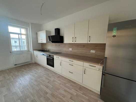 Großzügig Wohnen - zentrumsnah mit Einbauküche und Balkon !
