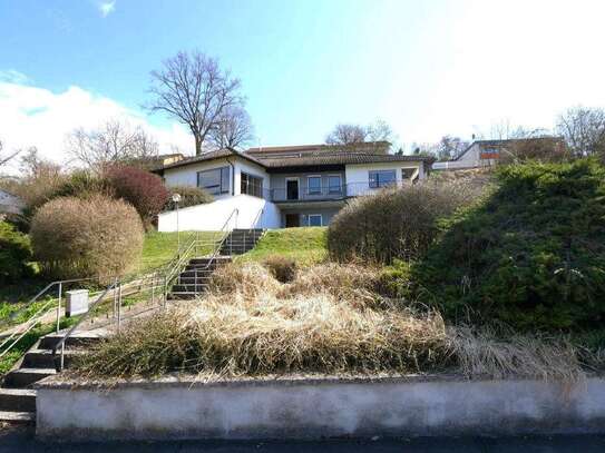 Sonniger Walmdach-Bungalow mit Blick über Weitramsdorf