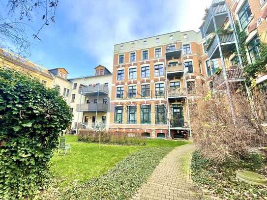 Sonnige Aussichten: Stilvolle Dachgeschosswohnung mit Balkon und Dachterrasse