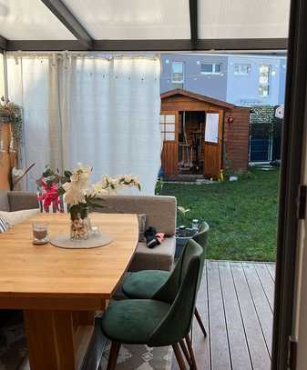 Helles modernes 5 Zimmer Haus mit sonnigem Grundstück .