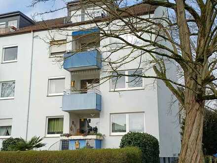 Geschmackvolle Wohnung mit drei Zimmern sowie Balkon und Einbauküche in Kelkheim (Taunus)