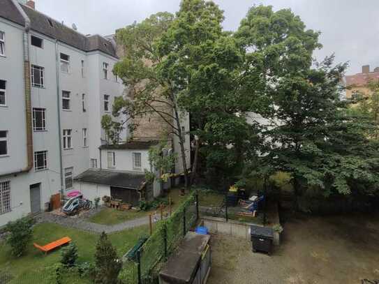 Vollständig renovierte 4-Raum-Wohnung mit Balkon und Einbauküche in Berlin