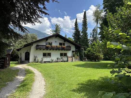 Einfamilienhaus im traditionellen Landhausstil mit viel Grün in Ortsmitte