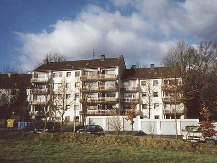 Großzügig geschnittene helle und günstige 3 Zimmer Wohnung mit Balkon