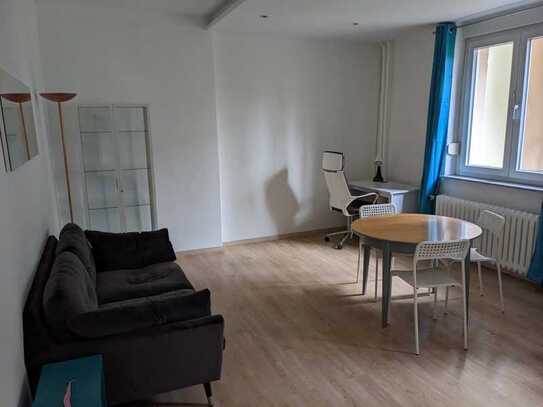 Sanierte möblierte 2-Zimmer-Wohnung mit Einbauküche in Berlin-Charlottenburg