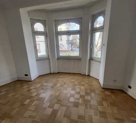 EG Altbau 4-Zimmer-Wohnung mit Kamin&EBK in Frankfurt