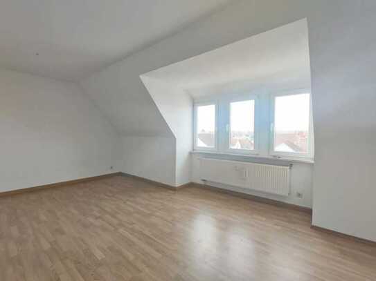 1-Zimmer Dachgeschosswohnung mit großem Wohn/Schlafzimmer ideal für Singles
