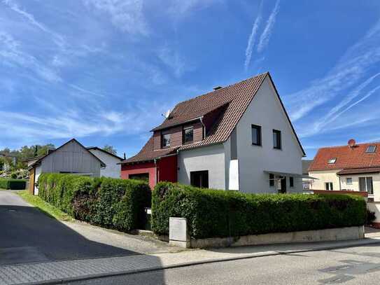 CHARMANTES FREISTEHENDES EINFAMILIENHAUS MIT SCHÖNEM GARTEN UND GARAGE