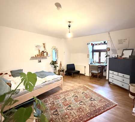 Große Wohnung mit Altbau-Charme!