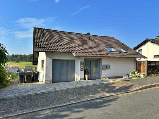 Modernisiertes Zweifamilienhaus auf Sonnengrundstück mit Blick ins Grüne