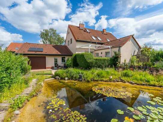 GEPFLEGTE DOPPELHAUSHÄLFTE * MODERNES BAD * TERRASSE * 3 GARAGEN * SCHÖNER GARTEN MIT BADETEICH