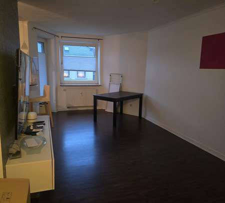 GEMÜTLICHE MIETWOHNUNG MIT 2 ZIMMERN UND PKW-STELLPLATZ CA. 60 M² WHFL. 1. OG LINKS