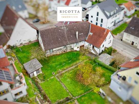 Ländliches Haus mit großer Scheune und idyllischem Garten