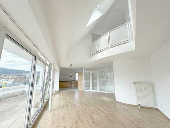 Offenes Wohnen: DG-Maisonette-Wohnung mit großem Balkon, Blick über Neustadt und 2 TG-Stellplätzen