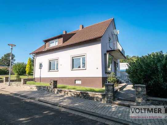 MÖGLICHKEIT - Einfamilienhaus mit Lagerkomplex, Garage und großem Grundstück in Oberbexbach!