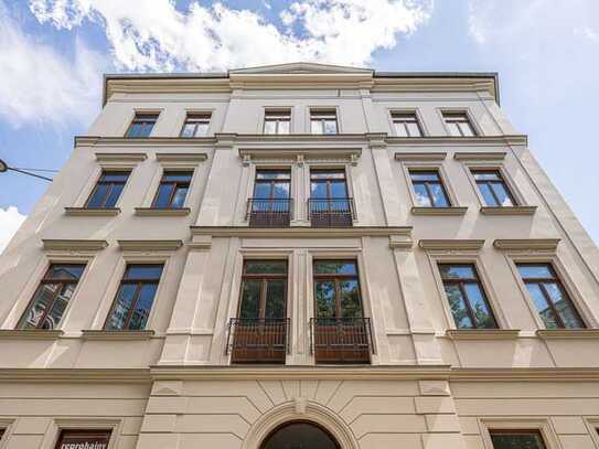 In geschichtsträchtigem Altbau: Gewerbeeinheit mit Blick auf den Waldplatz