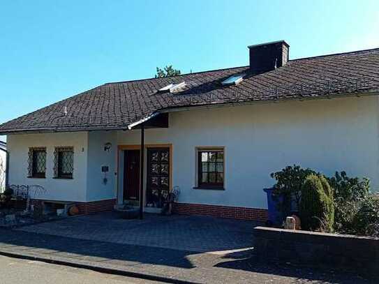 Geräumiges Einfamilienhaus mit schönem Grundstück und Weitblick