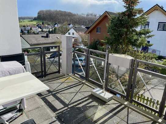 Gemütliche 3-Raum-Wohnung mit EBK, Balkon und Kamin in Waldems-Bermbach