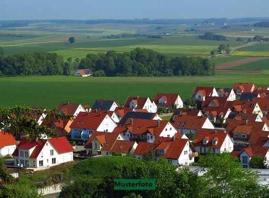 Zweifamilienhaus mit Anbau und Balkon