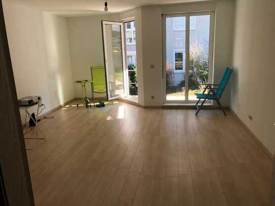 Stilvolle, vollständig renovierte 2-Zimmer-Erdgeschosswohnung mit Balkon und EBK in Wiesbaden